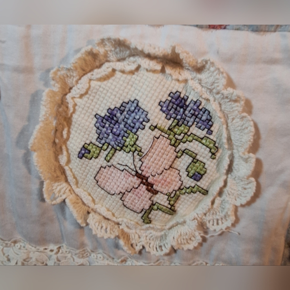 Handmade Patchwork Quilt with Floral Patterns - Picture 4 of 14